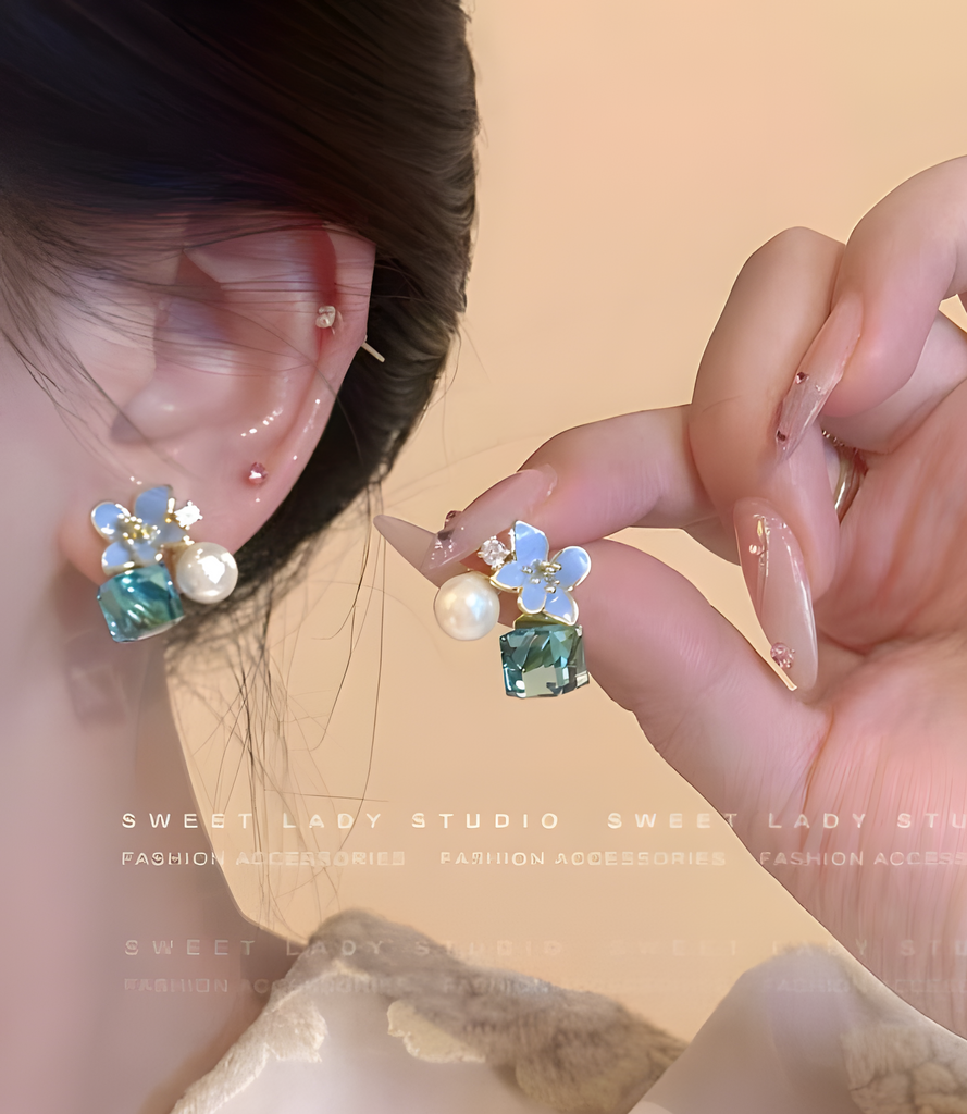 Umify Crystal Flower Korean Earrings – Elegant Floral Design