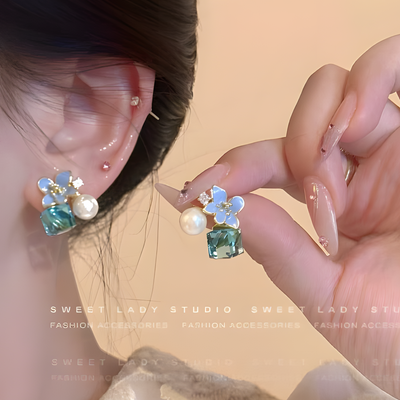 Umify Crystal Flower Korean Earrings – Elegant Floral Design